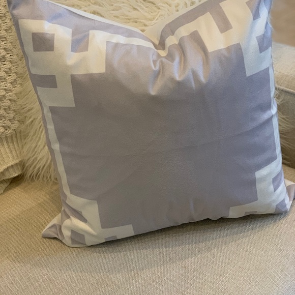 STUNNING GRAY PILLOW - Picture 2 of 8
